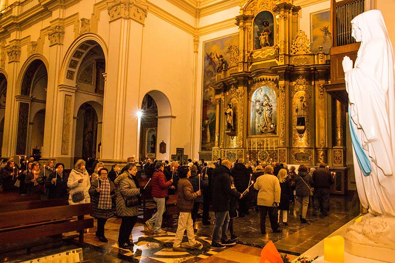 Antes del acto de la consagración a María, se realizó el paseo con las velas encendidas cantando el “ave” de Lourdes.