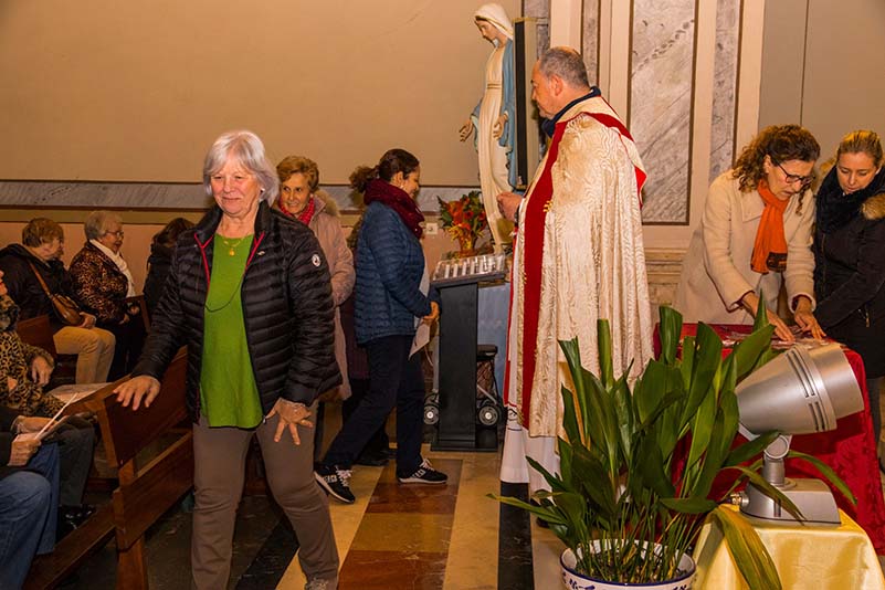 Momento en el que recibían el escapulario y la pulsera.