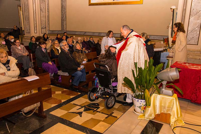Momento en el que recibían el escapulario y la pulsera.