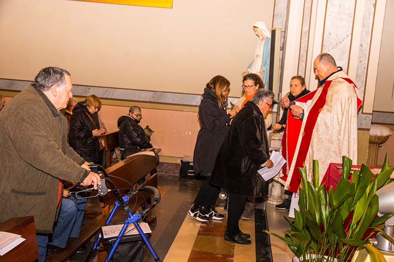 Momento en el que recibían el escapulario y la pulsera.