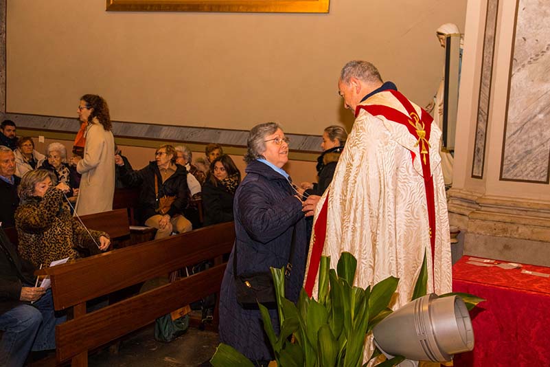Momento en el que recibían el escapulario y la pulsera.