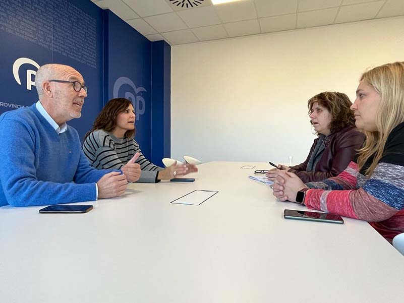 Mª Ángeles Pallarés y Luis Martínez reunión Afammer (3)