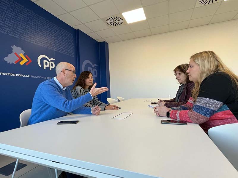 Mª Ángeles Pallarés y Luis Martínez reunión Afammer (4)