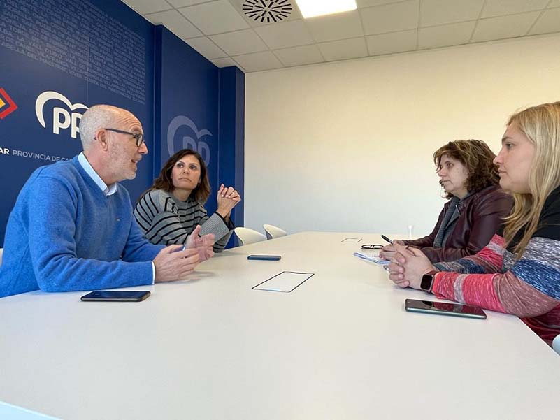 Mª Ángeles Pallarés y Luis Martínez reunión Afammer