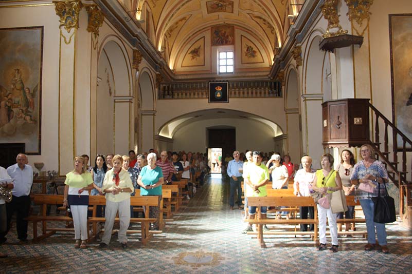 Al finalizar la santa misa los músicos entonaron el himno Suba a la Virgen, tan conocido por los presentes:
Suba a la Virgen Inmaculada/ himno que eI cielo só1o inspiró/y hasta Ia excelsa cumbre estrellada/ suban tus cantos Benicarló, / Suban tus cantos Benicarló.