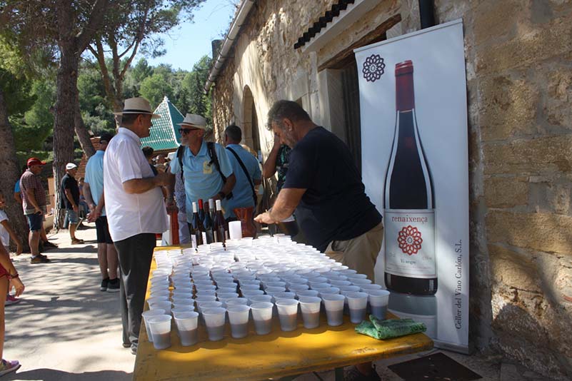 Mucha gente, mucho trabajo para la degustación. Así se corona ese deseo que todos tenemos: que la gente pueda seguir trabajando en Benicarló para una convivencia secular y singular traspasada de generación a generación, con la alegre cortesía de los romeros.