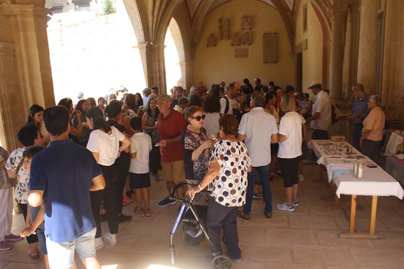 ¡Caray con la expectación! Una intentona, otra y comienzo de otra que se anula al aparecer el número premiado en la primera. Como se adivina, no todos estaban en estos primeros momentos. ¡Vale, hasta el año que viene que seguro me tocará!