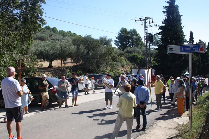 Con los rosarieros en los alrededores siguen rezando-cantando a la Señora, porque: Eres del todo pura y hermosa, / más que los rayos que el sol envía. / Lo canta el orbe con su armonía, / Cántalo el cielo, cántalo el mar.