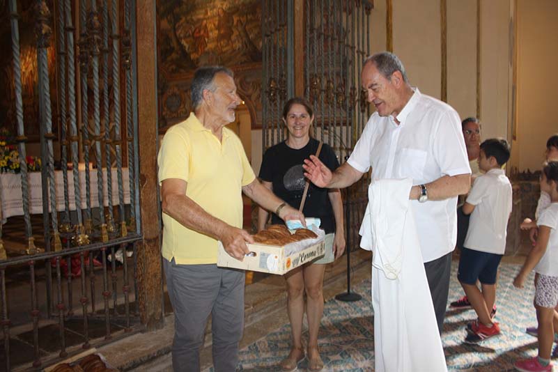 Y les “coquetes rosarieres” endulzaron todavía más esta romería numerosa y sencilla a la vez. Con “coquetes” se hace mejor el camino. Y es que les “coquetes” son las sonrisas de la Cofradía. De nuevo, gracias por vuestro trabajo tan ilusionado.