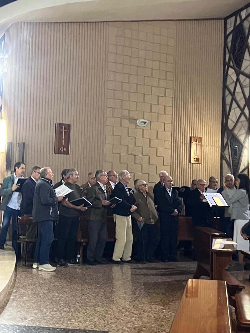 El Coro lasaliano que siempre añade, con su toque artístico, la guinda alegre y generosa de su trabajo muy bien hecho.